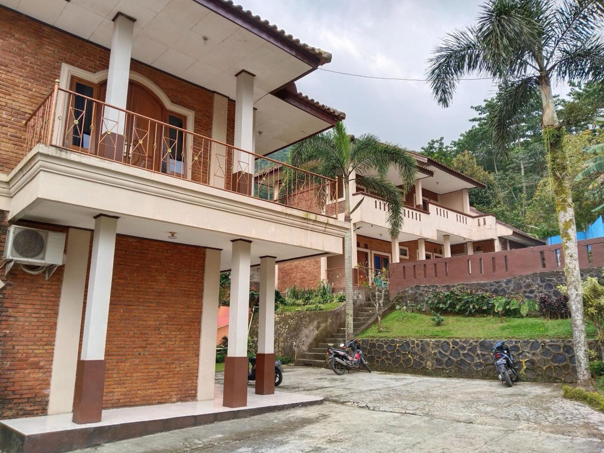 Villa Yustisia Curug 7 Cilember Cisarua Exteriér fotografie